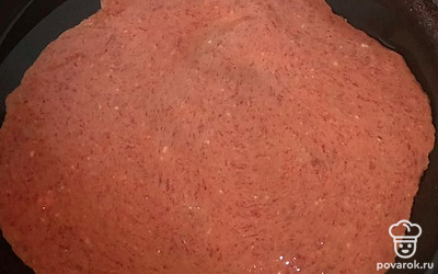 Налейте на сковороду 1 половник получившейся смеси. Выпекайте нетолстые блинчики.