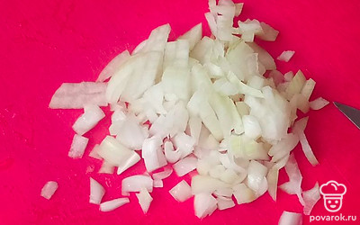Сделайте начинку для торта. Мелко нарежьте лук.