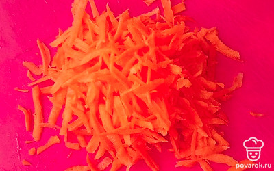 Морковь натрите на крупной терке.