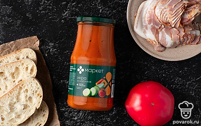 Помойте помидор. Застелите противень пергаментом. Подготовьте сковороду.