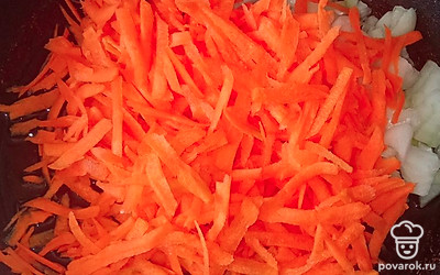 Лук с морковью протушите на сковороде с небольшим количеством растительного масла.