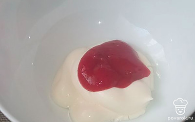 Приготовьте соус. Соедините 1 столовую ложку майонеза и 1 столовую ложку кетчупа.