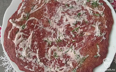 Соберите торт. Каждый блинчик промажьте чесночно-майонезным соусом.