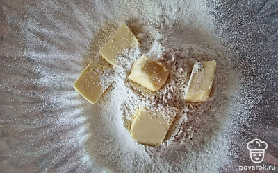 В неглубокой емкости смешать муку, холодное сливочное сливочное масло и соль.