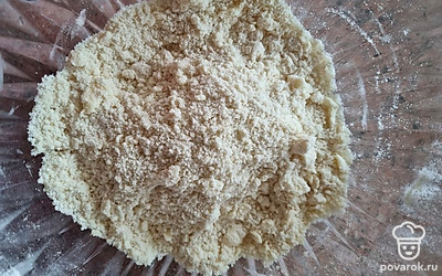 Перетереть сухую массу и добавить к ней половину сахара. Снова все перемешать. 