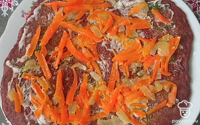 Сверху выложите немного пассерованной моркови с луком. И так каждый слой.