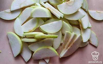 Пока тесто остывает, очистить яблоки и нарезать не слишком тонкими дольками.