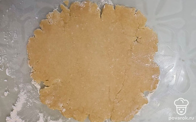 Когда тесто охладится, достать его и раскатать в пласт около 4 миллиметров.