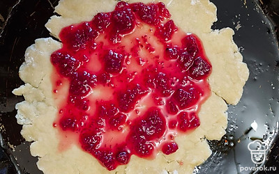 Переложить тесто на форму и смазать вареньем. Сверху высыпать часть сахара.