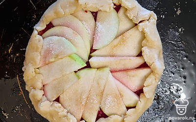 Выложить яблоки, посыпать их оставшимся сахаром и завернуть края галеты (около 3 сантиметров). Края смазать топленым сливочным маслом с помощью кисточки. Отправить в духовку на 15 минут при 200 градусах, затем убавить температуру до 180 градусов и запекать еще 30-45 минут.