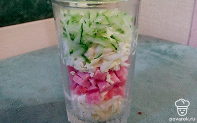 Натрите огурцы на крупной терке. Распределите следующим слоем.