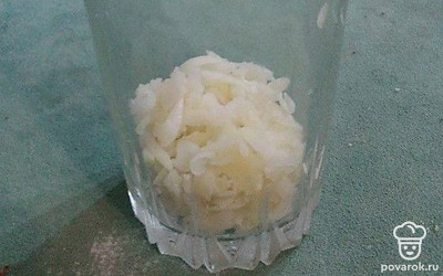 Отварите картофель в подсоленной воде. Очистите и натрите на крупной терке. Выложите на дно стакана.