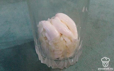 Смажьте майонезом.