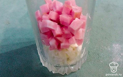 Выложите мясо следующим слоем.