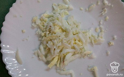 Отварите яйцо вкрутую 10 минут. Очистите, натрите на крупной терке.