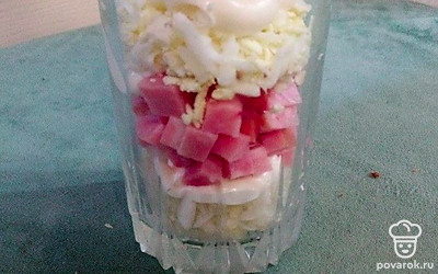 Выложите сверху, приправьте майонезом.