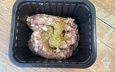 К фаршу добавьте приправу для мяса и соль по вкусу. Тщательно перемешайте.
