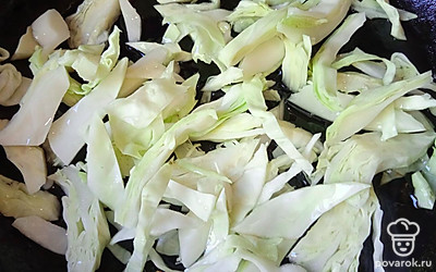 Капусту нашинкуйте. Положите на смазанную растительным маслом сковороду. Посолите. Накройте крышкой и тушите десять минут, периодически помешивая.