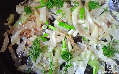 Добавьте нарезанные зеленый лук и укроп.