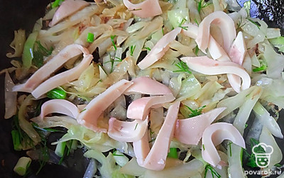 Кальмар отварите одну минуту в кипящей воде. Нарежьте и добавьте к капусте.