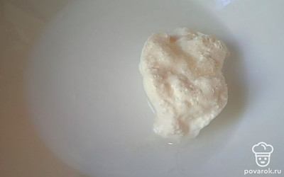 Смешайте сметану, воду, соль и сахар.