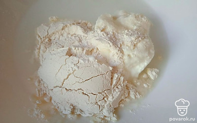 Добавьте муку и соду. Перемешайте.