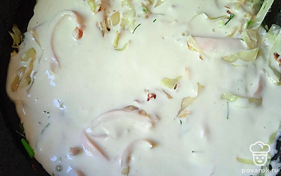 Залейте получившейся смесью начинку. 