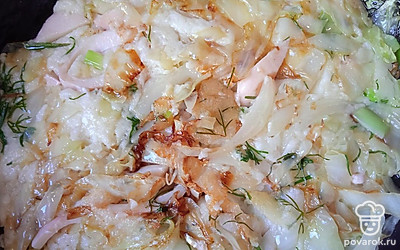 Переверните пирог. Накройте крышкой и готовьте еще пять минут.