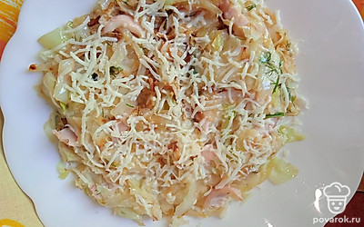 Посыпьте пирог тертым сыром.