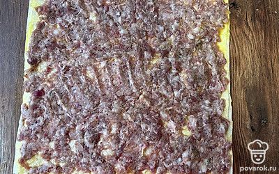 Распределите фарш по лавашу.