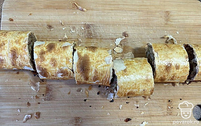 Готовый рулет разрежьте на порционные куски.