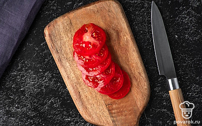 Нарежьте помидор тонкими кружочками.