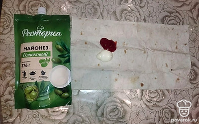 Лаваш разрежьте на равные прямоугольники. Добавьте по чайной ложке кетчупа и майонеза.