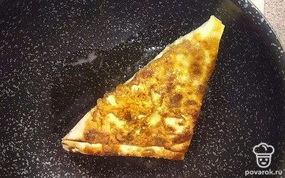 Обжарьте треугольник из лаваша, по 2-3 минуты с каждой стороны.