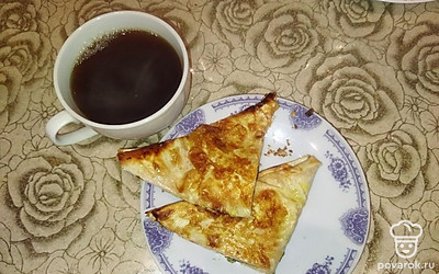 Треугольники из лаваша готовятся очень быстро и получаются очень вкусными и сочными. Подавайте к завтраку.