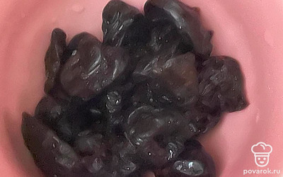 Чернослив залейте кипятком.