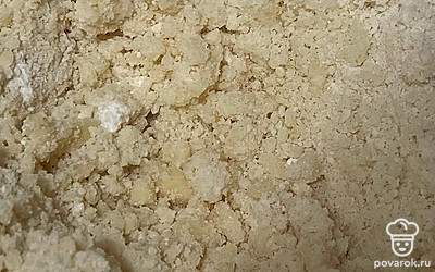 Муку смешайте с разрыхлителем, 130 граммами сахара и мягким сливочным маслом. Сделайте крошку.