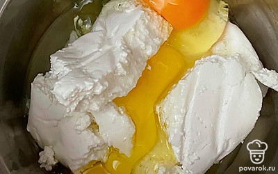 В другой емкости приготовьте творожную начинку. Соедините 100 грамм сахара, творог и сметану, яйца.