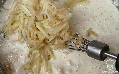 Яблоки очистите и натрите на терке. Добавьте яблоки к творогу, перемешайте.