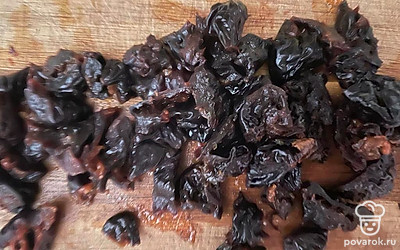 С чернослива слейте воду и измельчите. Добавьте чернослив в начинку.