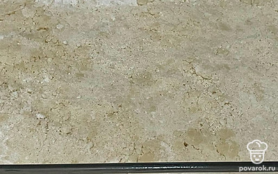 Смажьте форму маслом. На дно формы поместите чуть больше половины начинки.