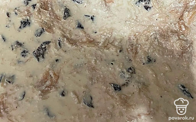 Вылейте на песочную основу творожную начинку. Сверху присыпьте оставшейся песочной крошкой. Выпекайте пирог 35-40 минут при 180 градусах.