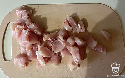 Куриную грудку нарежьте на маленькие кусочки. 