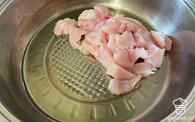 В сковороду влейте 15 грамм масла и поместите в нее грудку. 