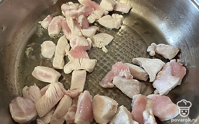 Обжарьте мясо, постоянно помешивая, в течение пяти минут. 