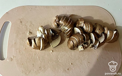 Грибы промойте и нарежьте на кусочки. 