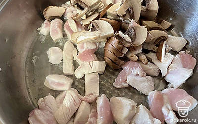 Нарезанные грибы поместите в сковороду к мясу. 