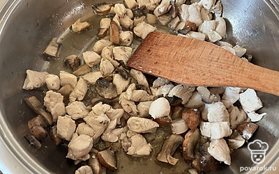 Обжарьте шампиньоны с мясом еще пять минут. 