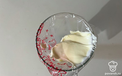 В кондитерский мешок поместите плавленый сыр. 