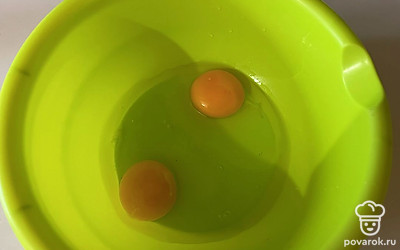 В отдельную емкость разбейте два яйца. 